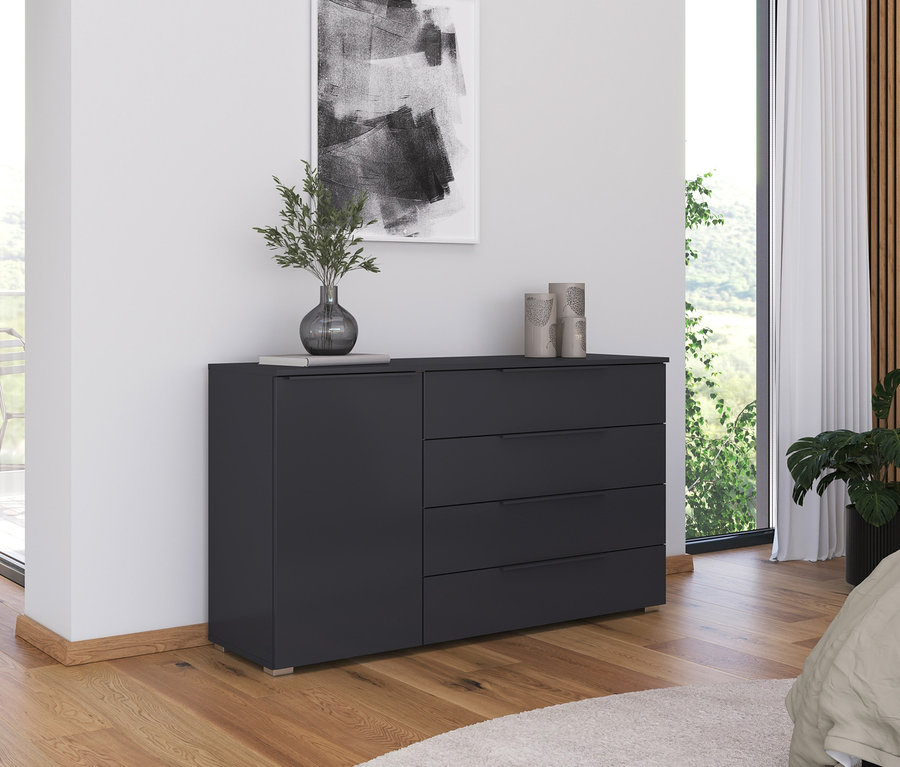 Eine graue rauch Kommode »Monostar« mit Tür und Schubladen steht in einem Zimmer.