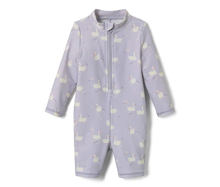 Lila Baby-Einteiler mit UV-Schutzfaktor 80 und Schwanenmuster.