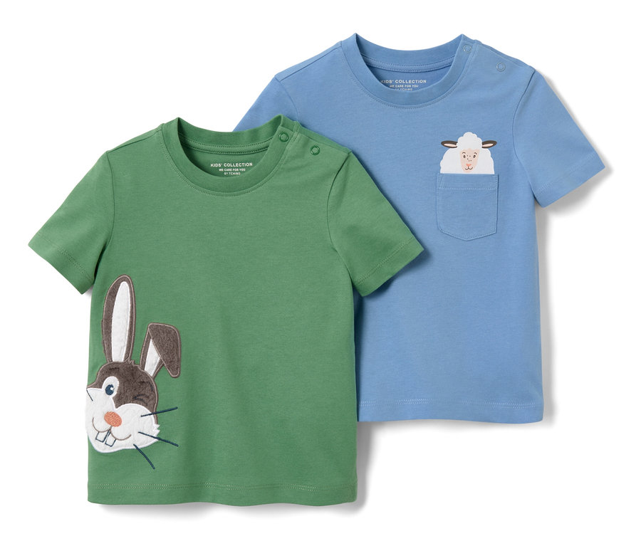 Zwei Kinder-T-Shirts mit kurzem Arm: ein grünes mit Hasen-Applikation und ein blaues mit Schaf-Applikation.