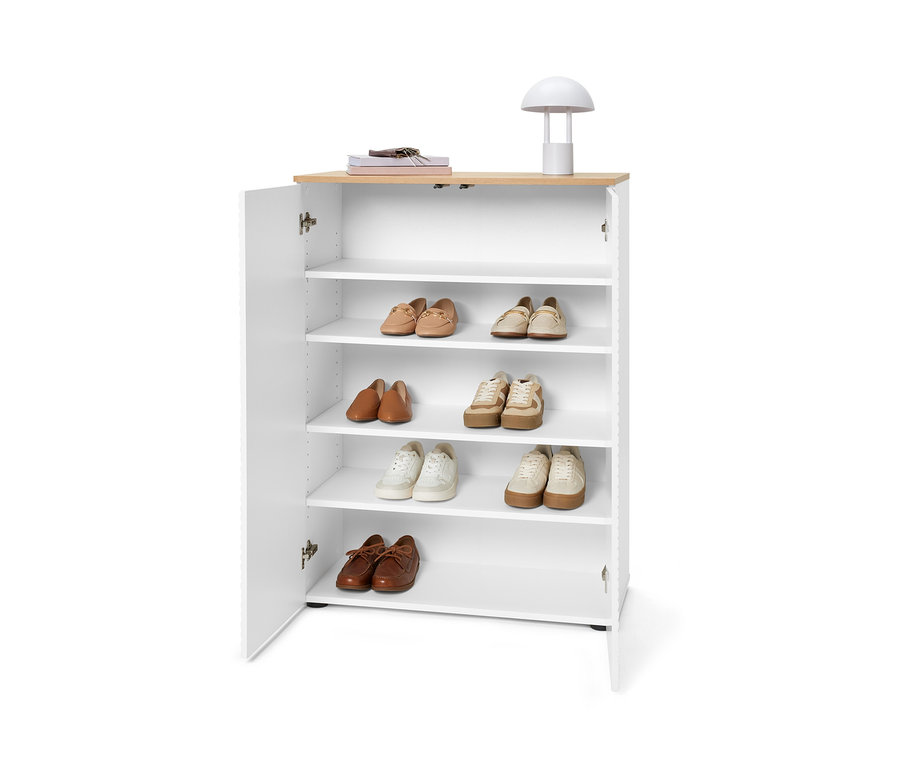 Offener Schuhschrank mit fünf Regalen, auf denen mehrere Schuhpaare stehen.