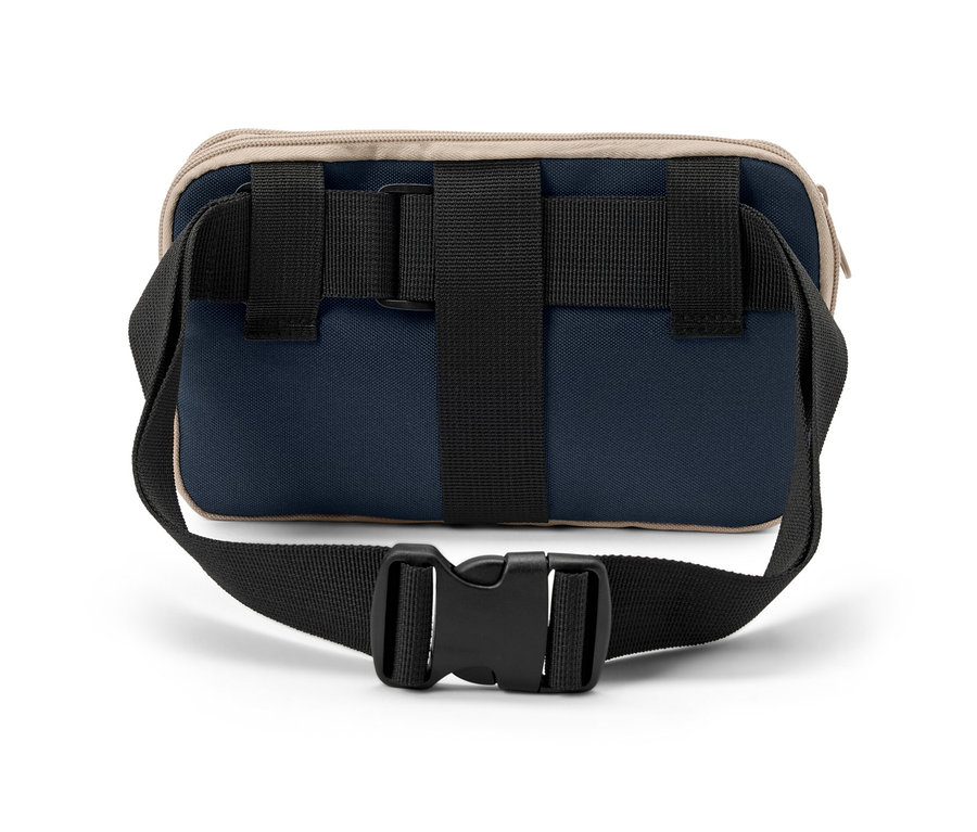 Detailaufnahme einer Multifunktions-Tasche mit schwarzem Gurt und Schnalle.