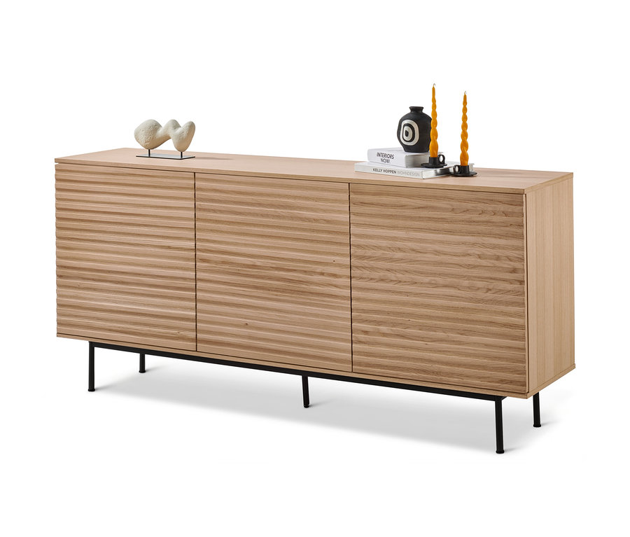 Sideboard »Finnsbo« mit Lamellenoptik. Auf dem Sideboard stehen Dekoartikel.