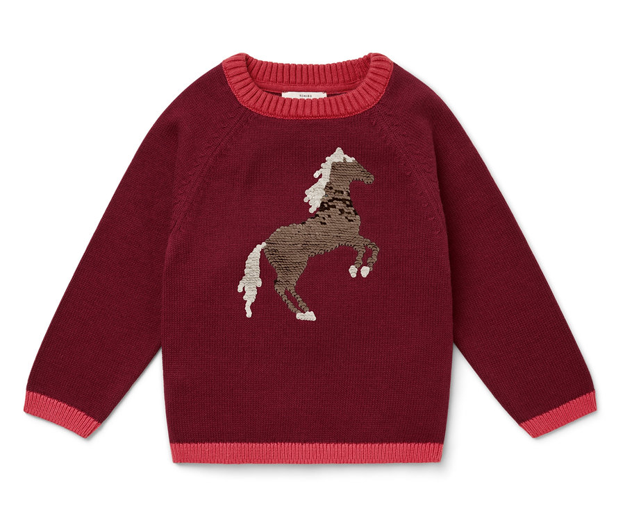 Weinroter Pullover mit braunem Pferd.