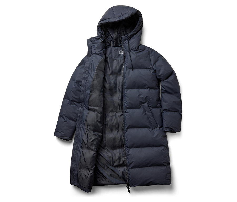 Eine offene, dunkelblaue Daunenjacke mit Kapuze liegt auf einem weißen Hintergrund.