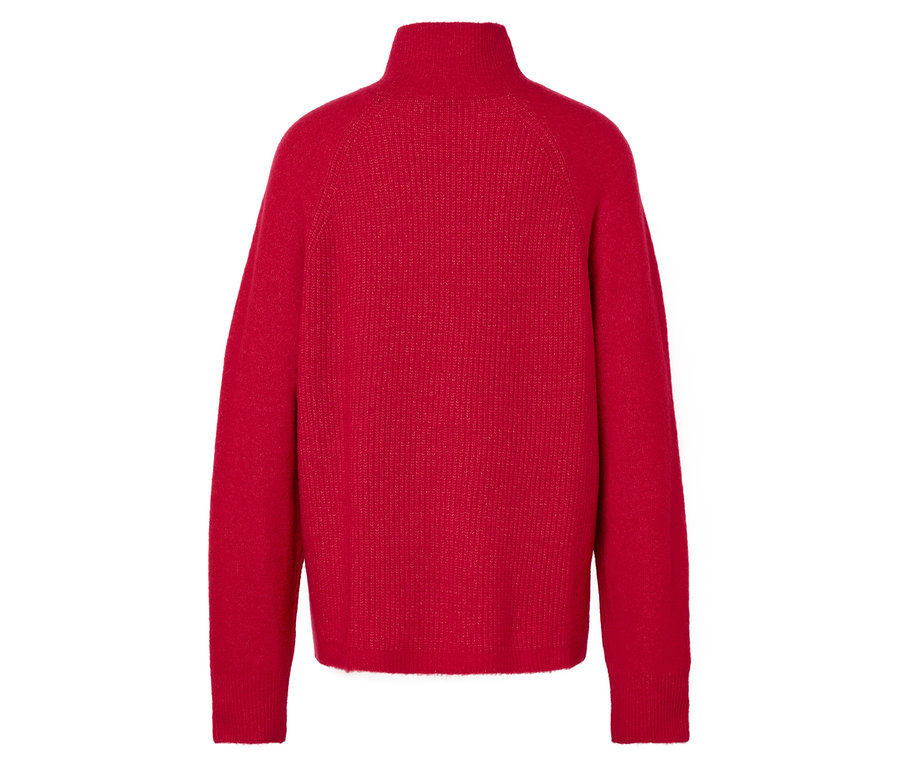 Roter Wollpullover mit Rollkragen.