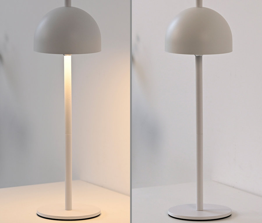 Zwei graue Lampen stehen nebeneinander, eine leuchtet, die andere nicht.