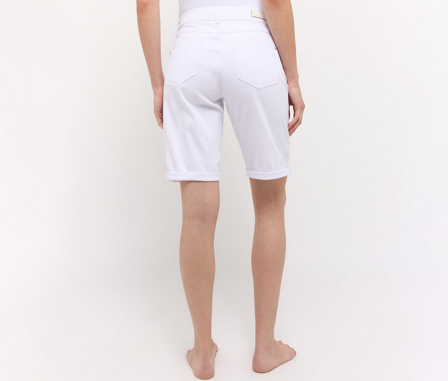 Eine Person steht mit dem Rücken zum Betrachter und trägt weiße Angels Jeans »Bermuda Turn-Up« im Straight Fit mit umgeschlagenen Säumen vor weißem Hintergrund.