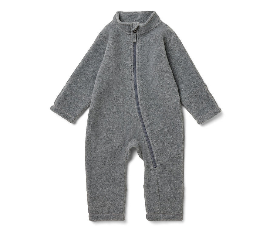 Grauer Baby-Fleece-Einteiler mit langen Ärmeln und Reißverschluss in der Mitte.