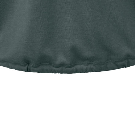 Rückansicht des grün-weißen 2-in-1-Sportshirts.