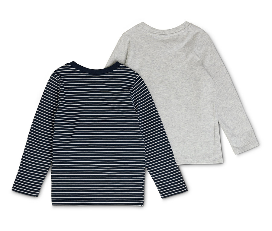 Zwei Kinder Langarmshirts liegen nebeneinander. Eines ist dunkelblau mit weißen Streifen, das andere ist hellgrau.