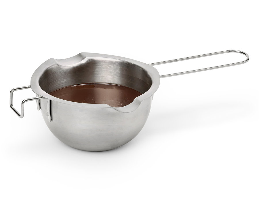 Edelstahlschüssel mit Griff, gefüllt mit brauner Flüssigkeit.