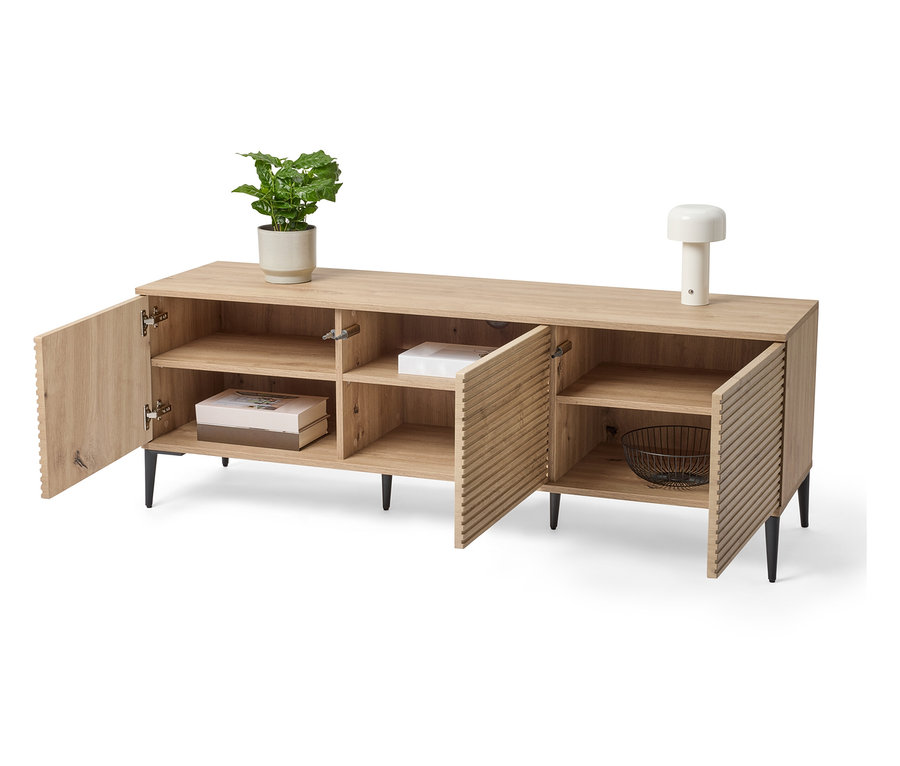 Offene Holzkommode mit Topfpflanze, Lampe und Dekorationen.