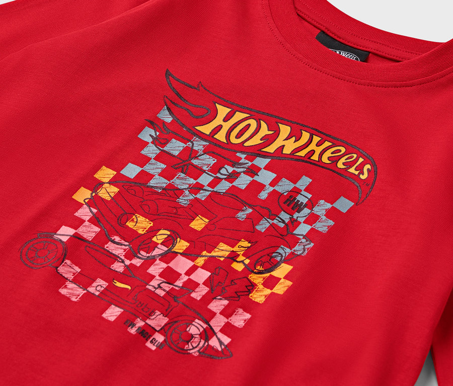 Detail eines roten T-Shirts mit Hot-Wheels-Motiv.