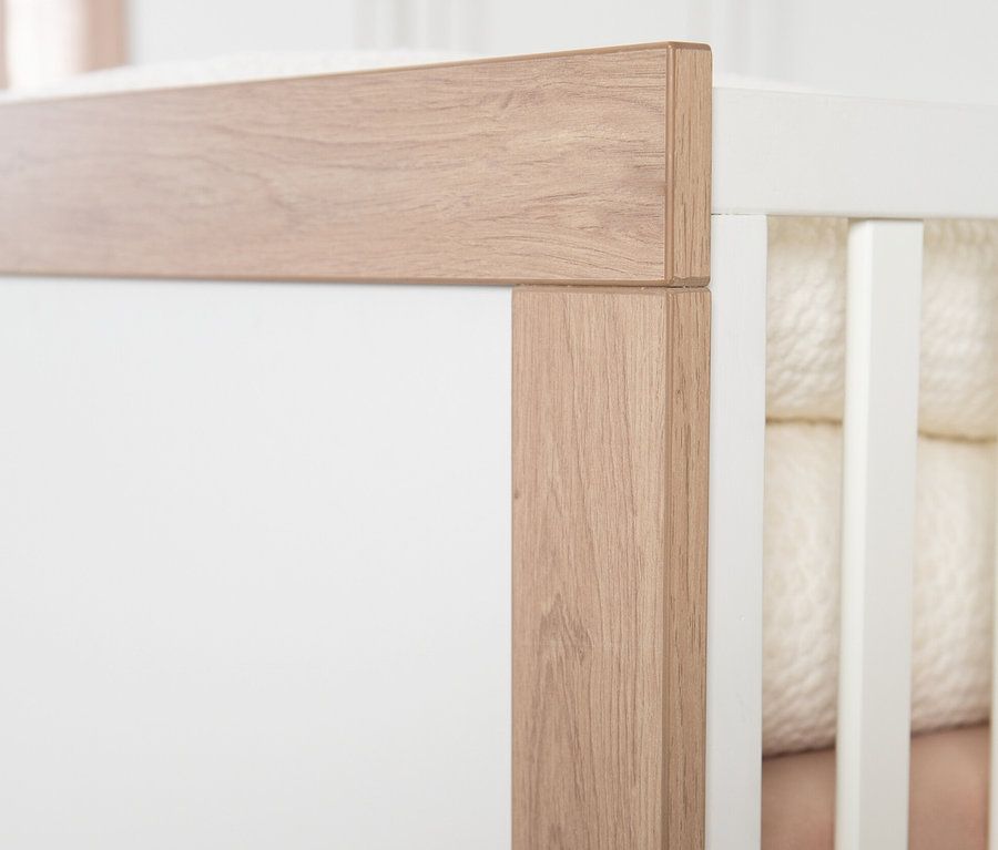 Detailansicht des weiß-holzfarbenen roba Kombi-Kinderbetts »Malo«.