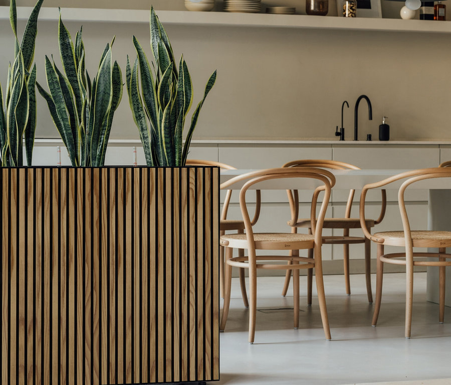 Innenaufnahme mit Herstera Garden Pflanzkasten »Divider« und Esszimmerstühlen.