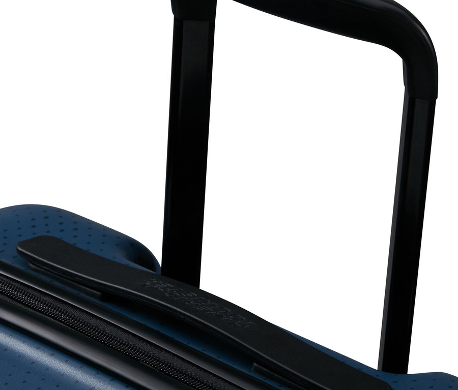 Detailaufnahme eines blauen American Tourister Wavebreaker »Captain America«, klein, mit ausziehbarem Griff.