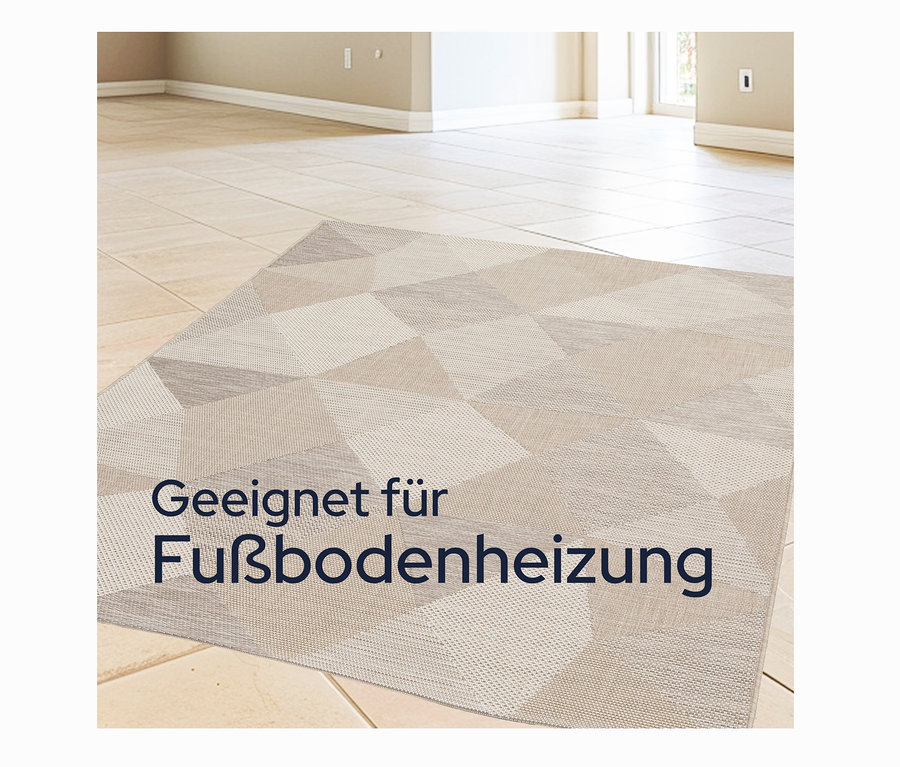 Ein beiger und weißer Teppich mit geometrischem Muster liegt auf dem Boden.
