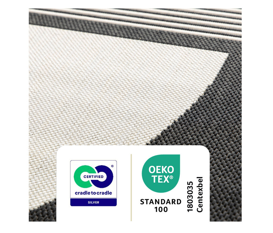 Detailansicht eines Outdoor-Teppichs »Zen Lines« mit abwechselnden weißen und schwarzen Streifen.