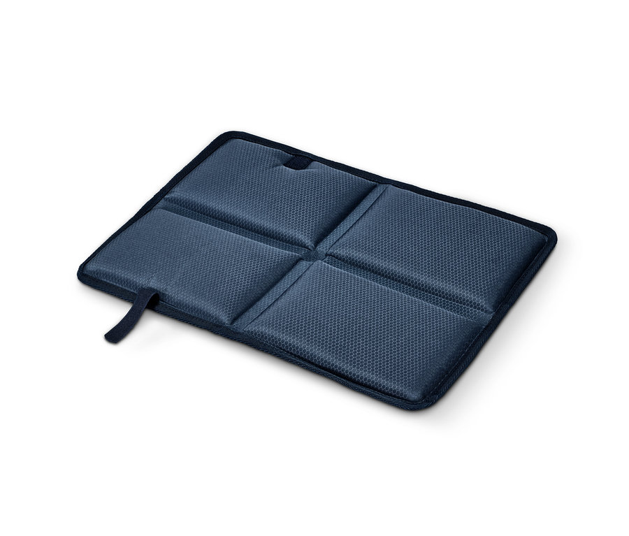 Blaues, faltbares Thermo-Sitzkissen.
