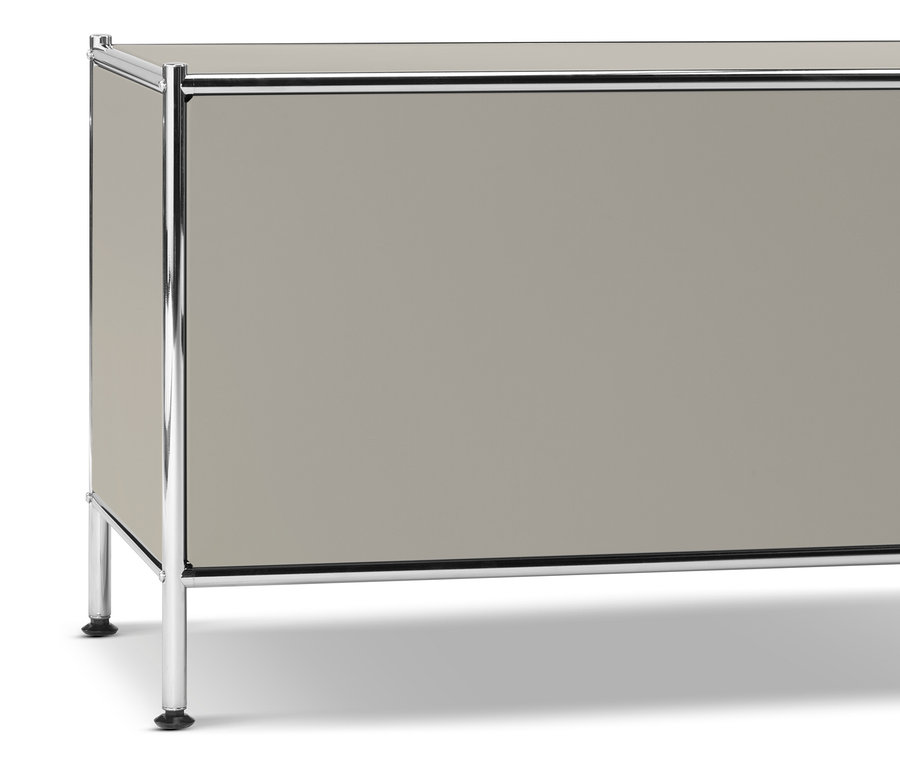 Beiger Schrank mit verchromtem Rahmen und Beinen.