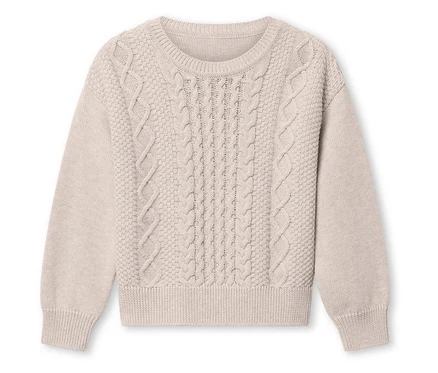 Ein cremefarbener Zopfmusterpullover.