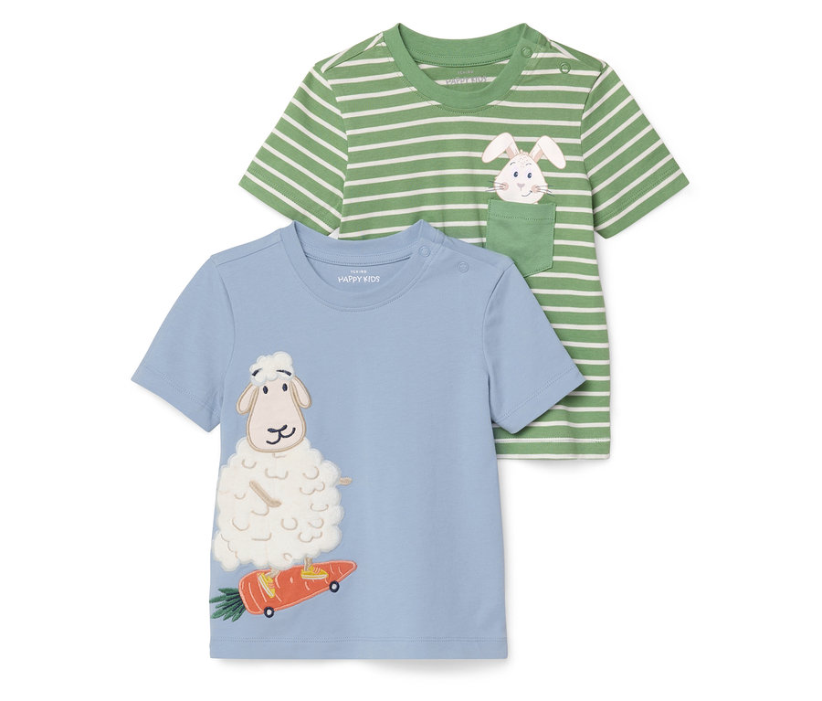 Zwei Kinder T-Shirts: Ein blaues mit einem Schaf auf einer Karotte mit Rädern und ein grün-weiß gestreiftes mit einem Hasen in der Tasche.
