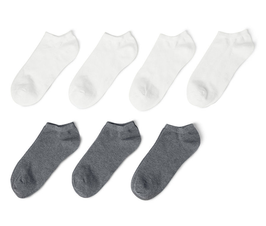 Sieben Paar Sneakersocken in Weiß und Grau.