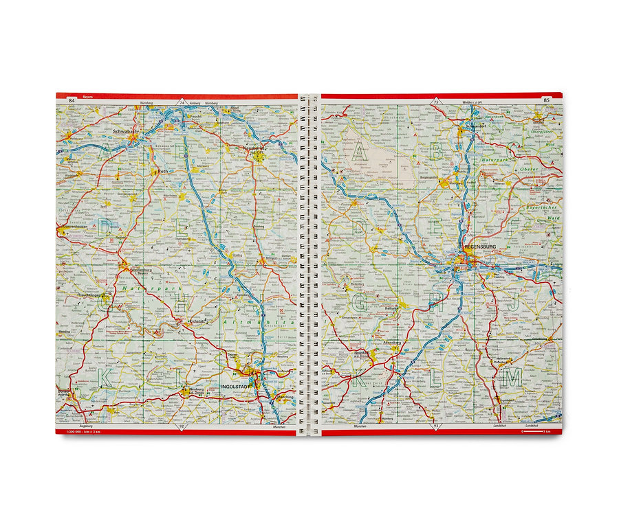 Aufgeschlagenes Buch: Neuer Straßen-Atlas Deutschland/Europa 2025/2026.