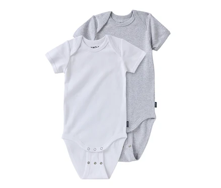 Zwei Baby-Bodys mit Kurzarm, einer in Weiß und einer in Grau. 