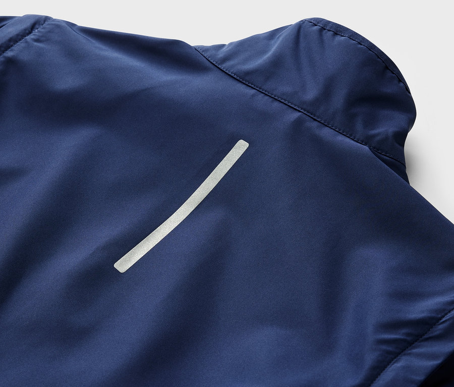 Detailansicht einer dunkelblauen 2-in-1-Fahrradjacke mit Reflexstreifen.