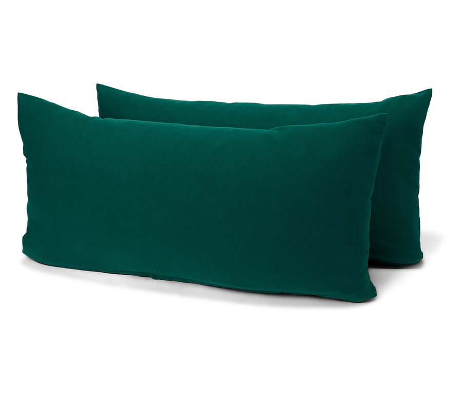 Zwei smaragdgrüne, rechteckige Kissen auf weißem Hintergrund.