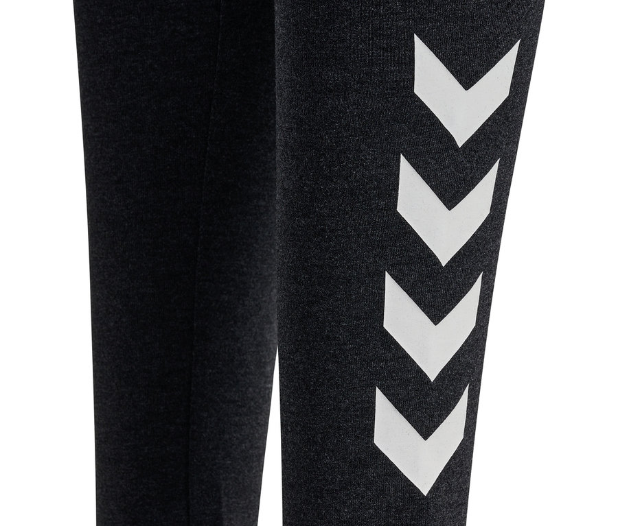 Detailaufnahme einer grauen HUMMEL HMLJR Logo Tight mit weißen Winkel-Logos an der Seite.
