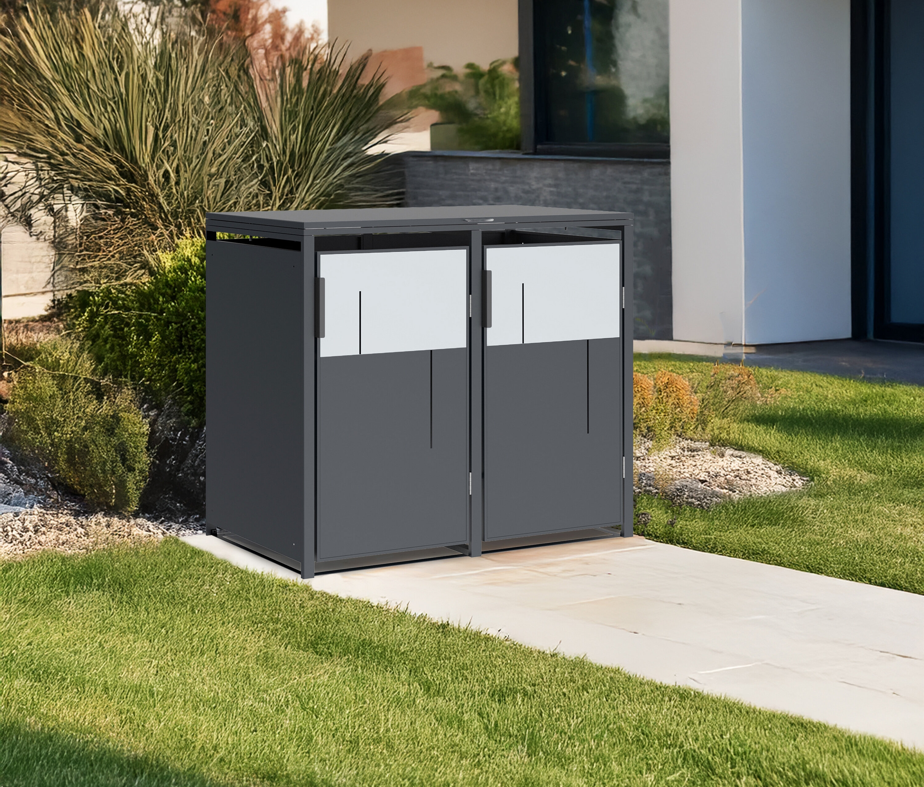 Ein grauer Mülltonnencontainer mit zwei Türen steht auf einem gepflasterten Weg neben einem Haus.