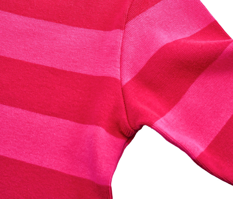 Detailaufnahme eines pink-rot gestreiften Langarmshirts mit Druckknöpfen an der Schulter.
