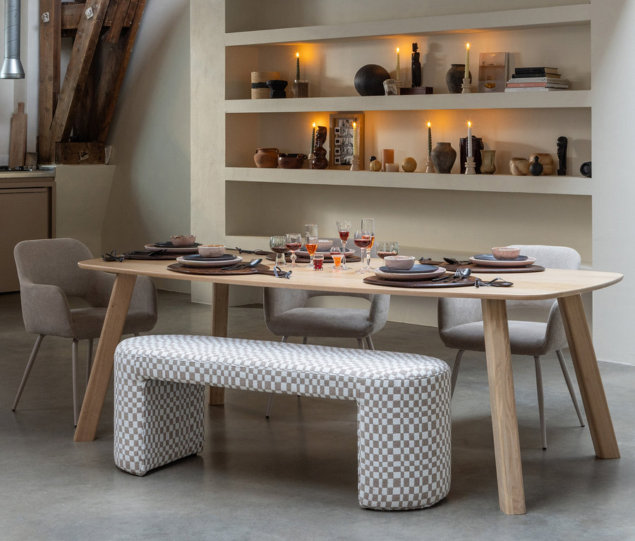 Gedeckter Tisch mit Speisen und Getränken und 2 Woood Jenny Stühle im 2er-Set in Naturfarben.