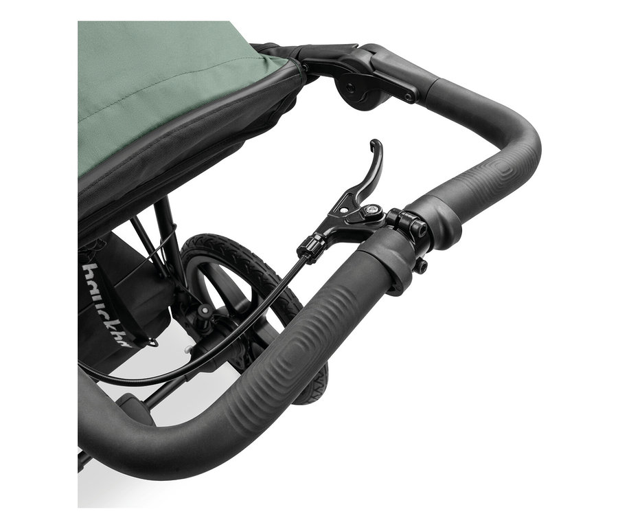 Detailansicht eines Kinderwagenlenkers mit Handbremse und einem Teil des grünen Verdecks.