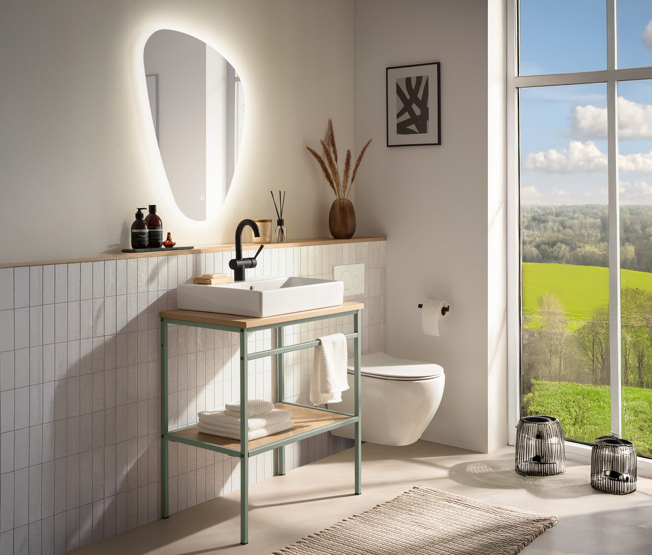 Ein Badezimmer mit einem Waschbecken auf einem Regal, einer Toilette und einem Spiegel.