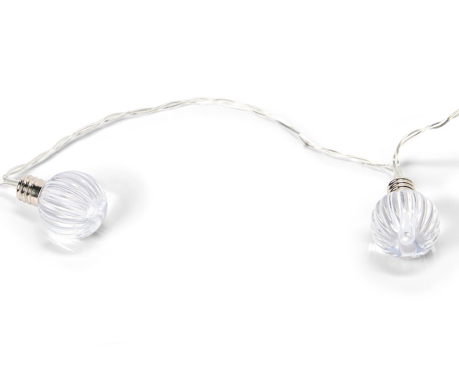 Lichterkette mit zwei klaren, geriffelten kugelförmigen Lampen auf einem weißen Hintergrund.