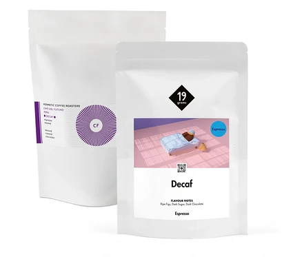 Zwei weiße Verpackungen des "Entkoffeiniertes Espresso Probierpaket "Duo-Decaf" - 2x 250 g Ganze Bohne" sind sichtbar.
