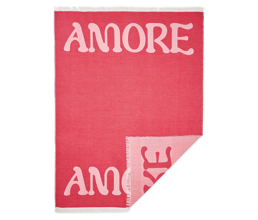 Rote Decke mit dem Wort "AMORE" in rosa Schrift.