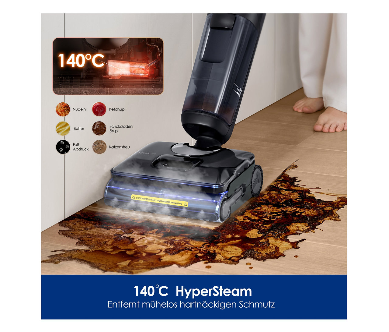 Der Tineco Nass-Trockensauger »S7 Stretch Steam Plus« reinigt eine verschmutzte Holzoberfläche, während eine Person barfuß im Hintergrund steht.