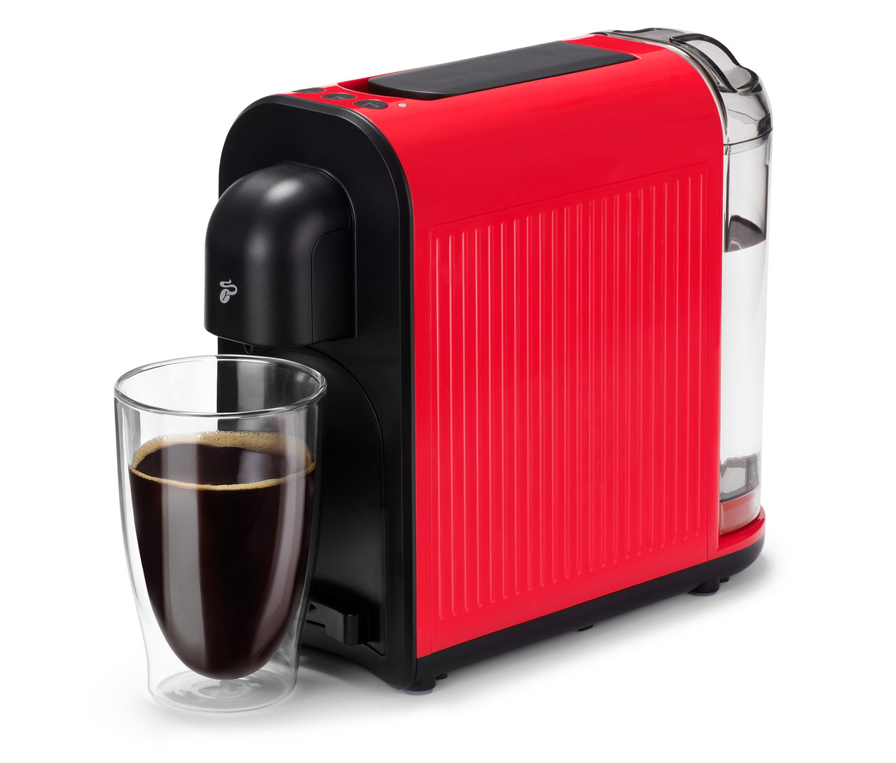 Eine rote Cafissimo now red Kaffeemaschine steht neben einem Glas mit dunklem Kaffee.