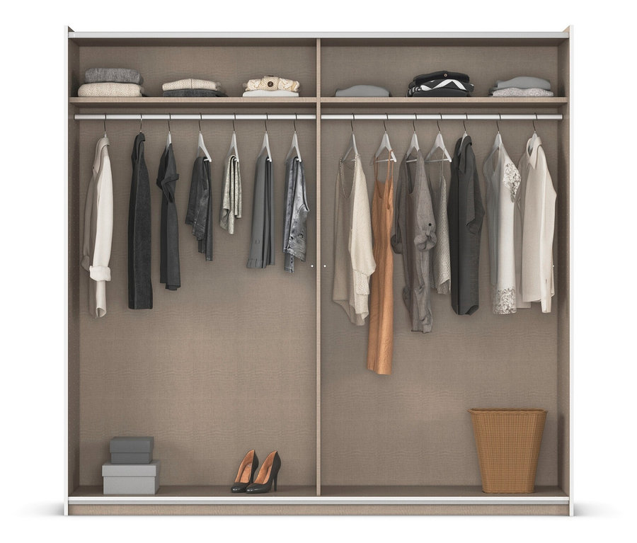Offener Kleiderschrank mit Kleidung, Schuhen, Kisten und einem Korb.