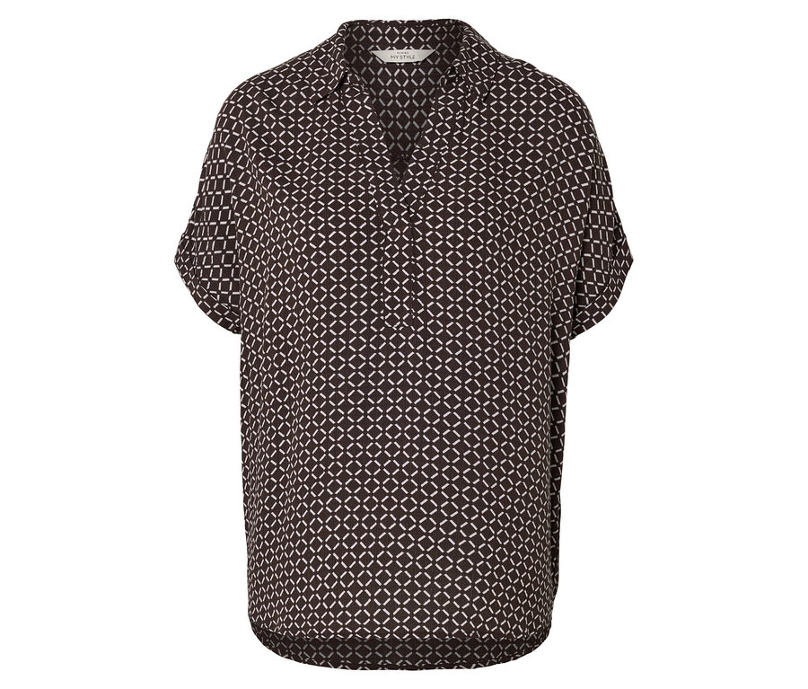 Nahaufnahme einer kurzärmeligen Bluse mit Kragen und braunem geometrischem Muster.