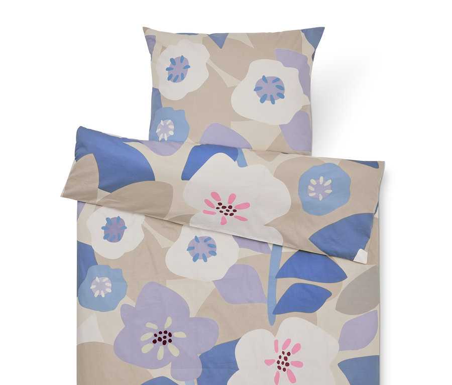 Bettwäschegarnitur mit Blumenmuster in Beige, Lila und Blau, bestehend aus einem Kissenbezug und einem Bettbezug.