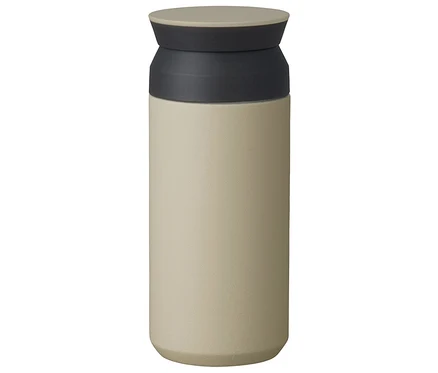 Eine hellbeige Thermoskanne mit einem schwarzen Hals und einem beigen Deckel steht vor einem weißen Hintergrund.