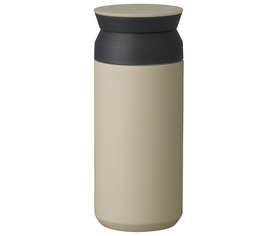 Eine hellbeige Thermoskanne mit einem schwarzen Hals und einem beigen Deckel steht vor einem weißen Hintergrund.