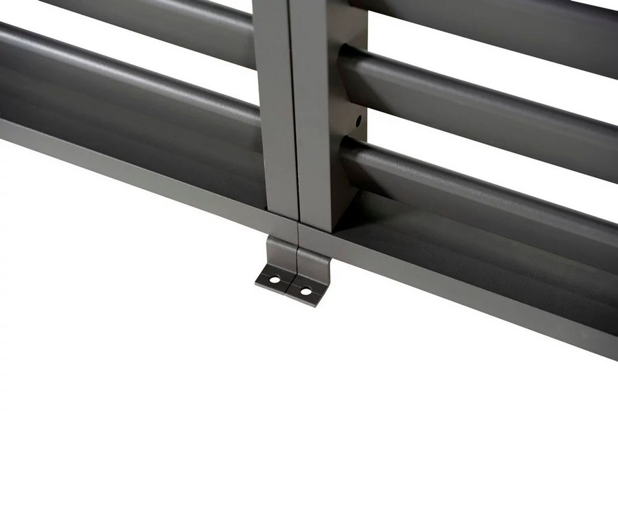 Nahaufnahme eines grauen Metallregals mit drei Ebenen und sichtbaren Schraubenlöchern an der Basis.