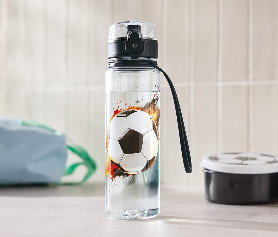 Eine Wasserflasche mit Fußballmotiv steht auf einem Tisch.