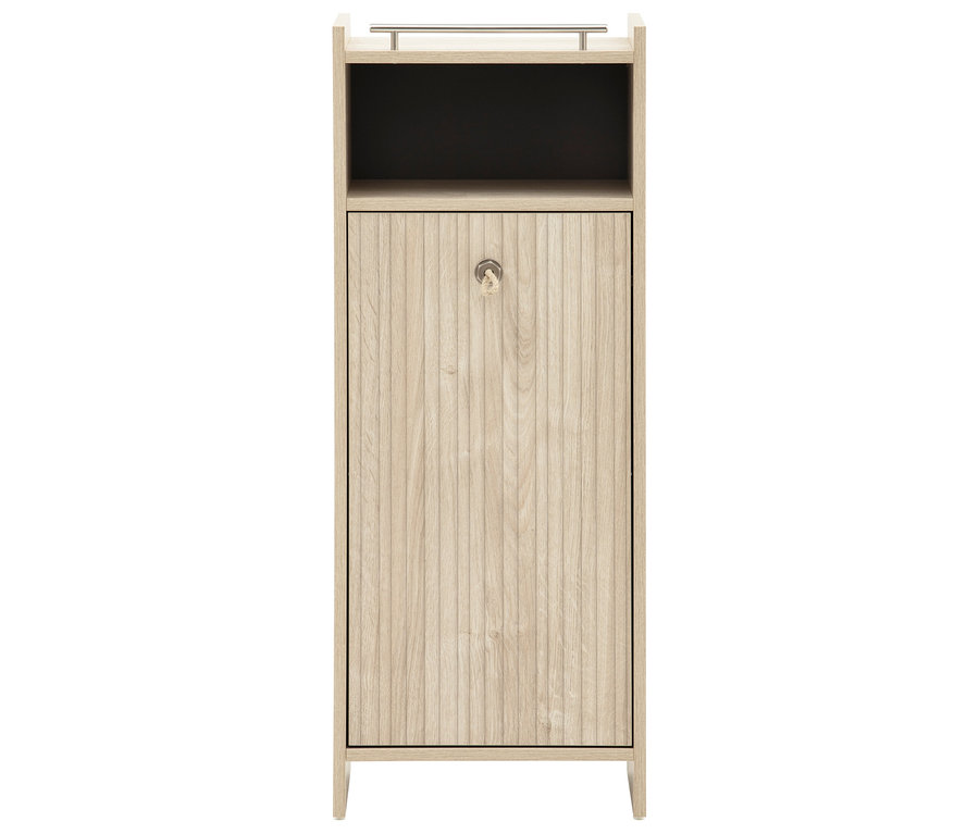 Das Highboard »Sonderby« mit einer Tür in Nordic Light Oak hat oben ein offenes Fach und unten eine Tür mit Griff.